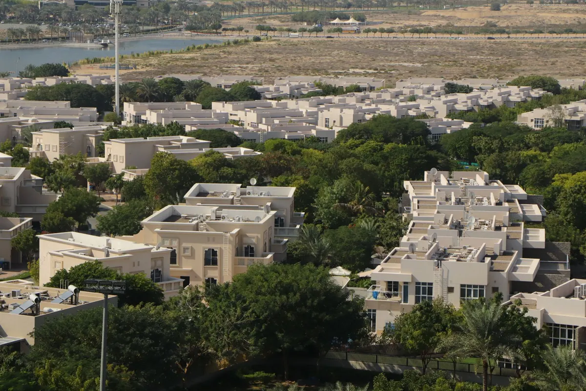 Villas and greenery of Dubai Silicon Oasis beside the lake